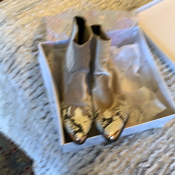 Cape Robbin - Picture 3 of 8